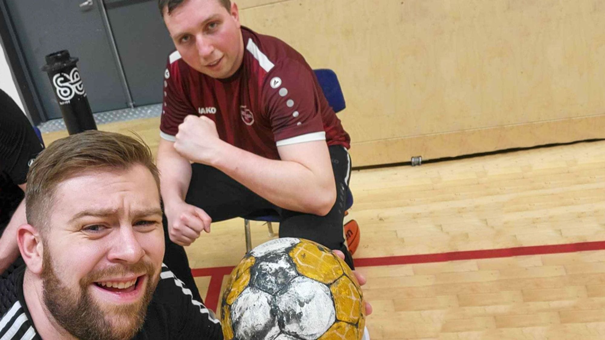 Tveir menn með handbolta.