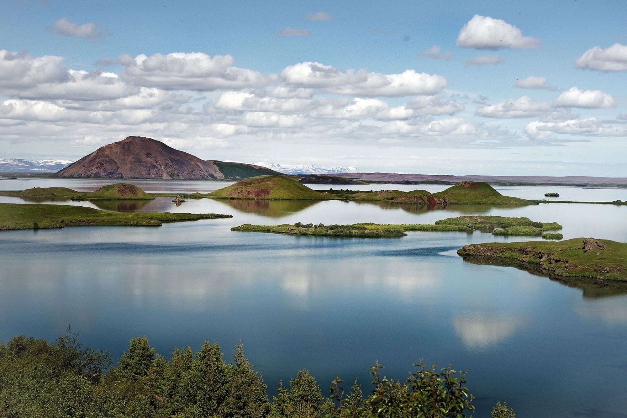 Fjöll og hólar með vatnsból í kring.