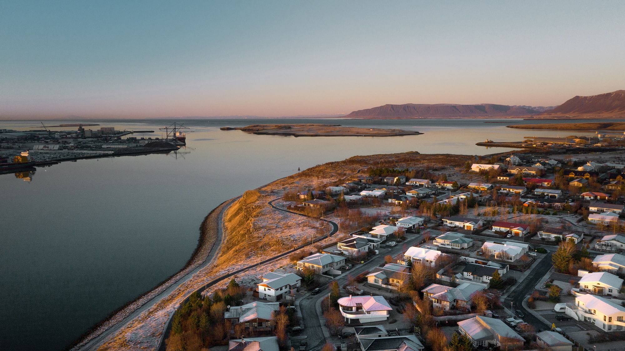 Loftmynd yfir hluta af höfuðborgarsvæðinu við sólsetur