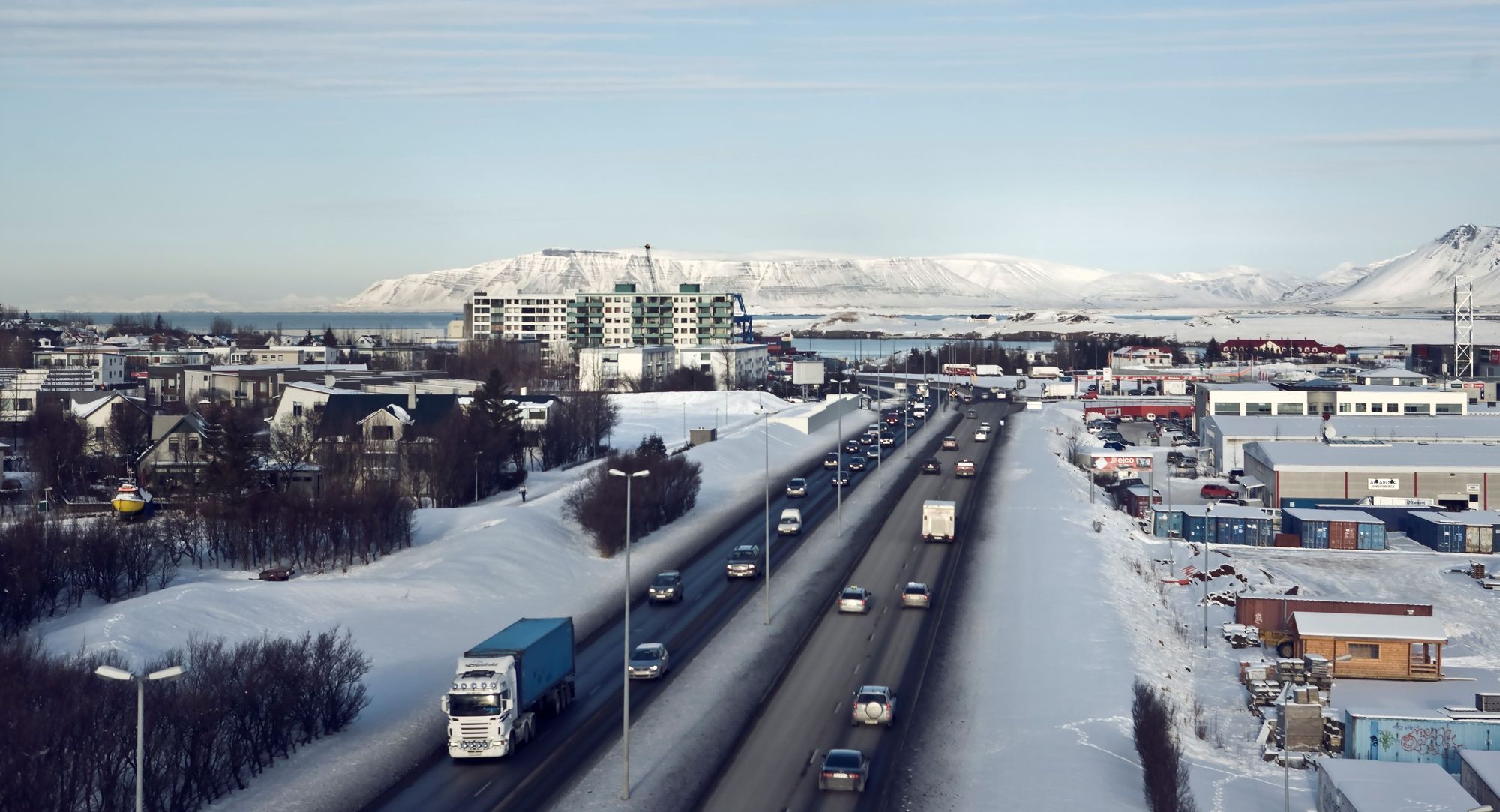 Umferð í Reykjavík að vetri, horft niður Kringlumýrabraut og í átt að Esju