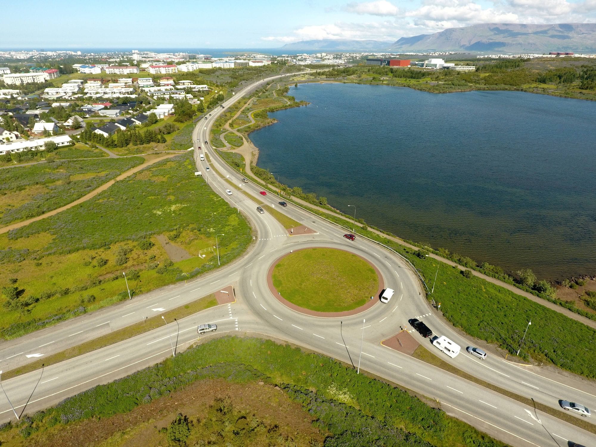 Loftmynd úr dróna af hringtorgi við Suðurnesjaveg, bílaumferð